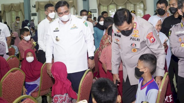 Kapolda Sulsel, Irjen Pol Nana Sujana dan Bupati Maros Chaidir Syam memantau vaksinasi pelajar di Gedung Serbaguna, Maros, pada Rabu (19/1/2022). 