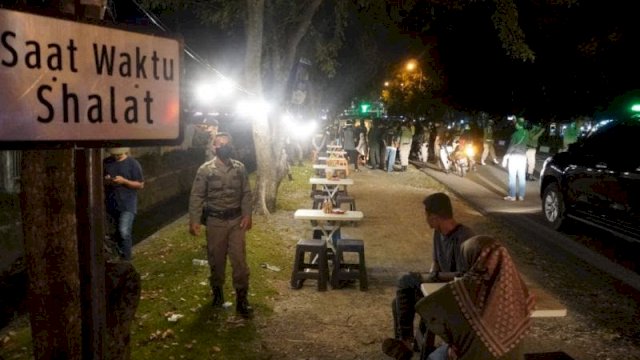 Satpol PP bersama sejumlah unsur menertibkan lapak kopi yang ditengarai jadi lokasi PSK BO nongkrong. (Foto: ANTARA) 