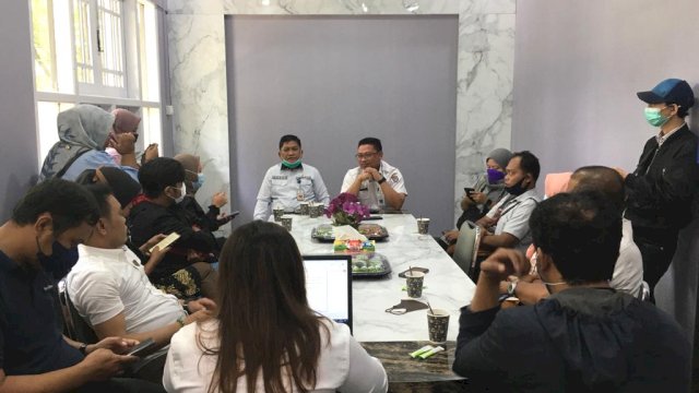 Biro Pengadaan Barang dan Jasa (PBJ) Provinsi Sulsel saat Coffee Break dengan wartawan dalam membahas tender ulang Stadion Mattoanging di Media Centre Kantor Gubernur Sulsel, Rabu (26/1/2022).