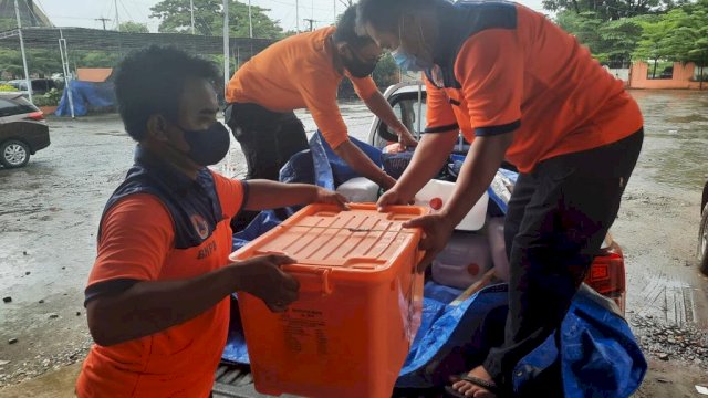 BPBD Sulsel mengirimkan bantuan kepada korban kebakaran di dua kabupaten yakni Bone dan Pangkep, Jumat (28/1/2022). (Foto: ABATANEWS/Imam Adzka)