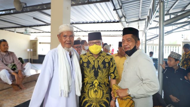 Ketua DPD I Golkar Sulsel, Taufan Pawe (tengah) usai memberikan kultum di Masjid Jami' Tua Palopo, Sulsel, Jumat (28/1/2022). (Foto: Abatanews/Imam Adzka)