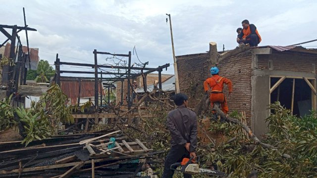 Plt Gubernur Sulsel, Andi Sudirman Sulaiman salurkan bantuan untuk korban kebakaran di Kabupaten Bulukumba, Sulsel, Sabtu (29/1/2022) (foto; Abatanews/Imam Adzka)