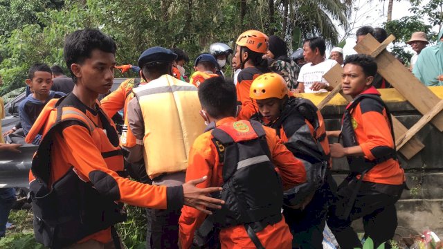 Proses evakuasi korban pekerja kabel yang tenggelam yang dilakukan Basarnas Sulsel di sungai yang berlokasi di Desa Bungi Kecamatan Duampanua Kabupaten Pinrang, Sulsel, Minggu (30/1/2022). (foto: Abatanews/Basarnas Sulsel)