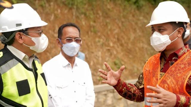 Plt Gubernur Sulsel, Andi Sudirman Sulaiman (kanan) saat melakukan kunjungan kerja beberapa waktu lalu. (foto: Abatanews/Imam Adzka)