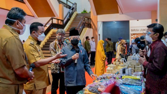 Wapres Ma'ruf saat memimpin Rapat Sosialisasi Mall Pelayanan Publik dan Pemberdayaan UMKM di Ruang Rapat Pimpinan Kantor Gubernur Sulawesi Selatan, Senin (31/1/2022). (Foto: Wahyudin)