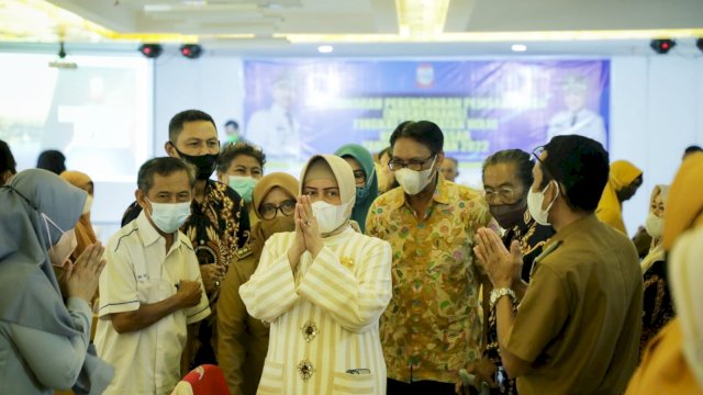 Ketua Tim Penggerak PKK, Indira Jusuf Ismail menggelar sosialisasi/edukasi dan deteksi penyakit TB dalam pelaksanaan Musrembang Kecamatan Wajo, bekerja sama dengan Yayasan KNCV Indonesia (YKI) di Hotel Karebosi Primer, Senin (31/1/2022). (foto: Abatanews/Wahyuddin)