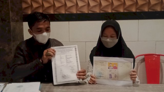 Irma didampingi pengacaranya saat memperlihatkan dokumen Bhayangkari yang diduga palsu (Wahyu Susanto)