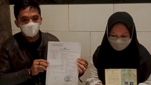 Irma diwakili penasehat hukumnya saat memperlihatkan buku nikah dengan S (Wahyu Susanto)