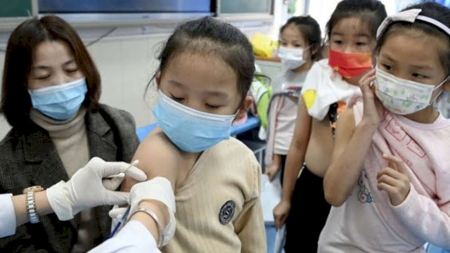 Proses Vaksinasi anak di sebuah sekolah dasar (SD) di Handan, Provinsi Hubei, China, beberapa waktu lalu. (Foto: AFP/CHINA OUT).