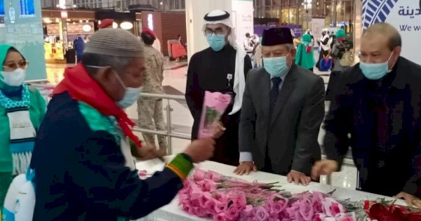 Jemaah Umrah Asal Indonesia Akhirnya Tiba di Arah Saudi