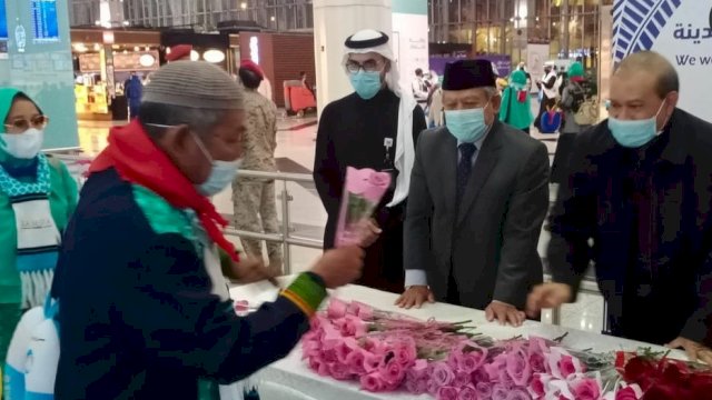 Para jemaah diberikan setangkai bunga oleh Dubes Abdul Aziz. (Instagram KBRI Riyadh) 