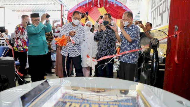 Ramaikan Kuliner Makassar, Danny Resmikan Rumah Makan Harumi