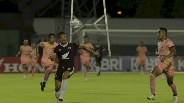 Striker PSM Makassar, Ferdinand Sinaga saat mengejar bola dan hendak dihalau pemain Madura United saat pertandingan pekan 18 Liga 1 2021-2022 di Stadion Kompyang Sujana, Denpasar, Bali, 8 Januari 2022. (Foto: official PSM).