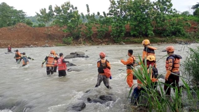 Basarnas Temukan 2 Bocah yang Hanyut di Maros