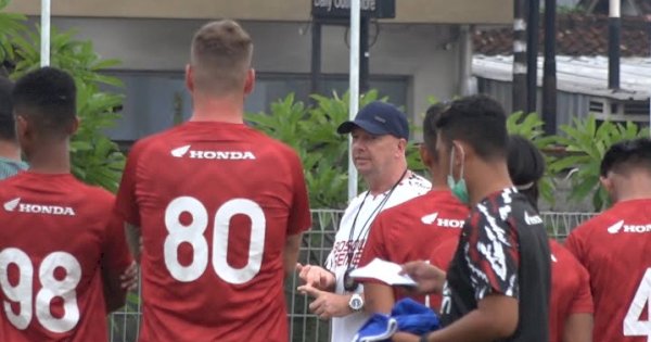 Joop Gall Anggap 12 Laga Persebaya yang tak Terkalahkan jadi Motivasi PSM