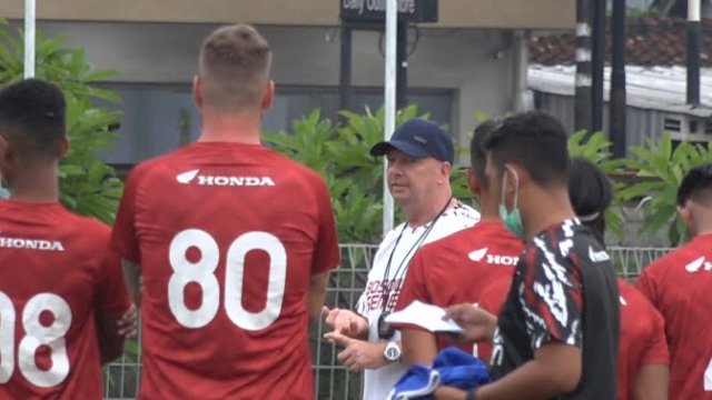 Joop Gall Anggap 12 Laga Persebaya yang tak Terkalahkan jadi Motivasi PSM