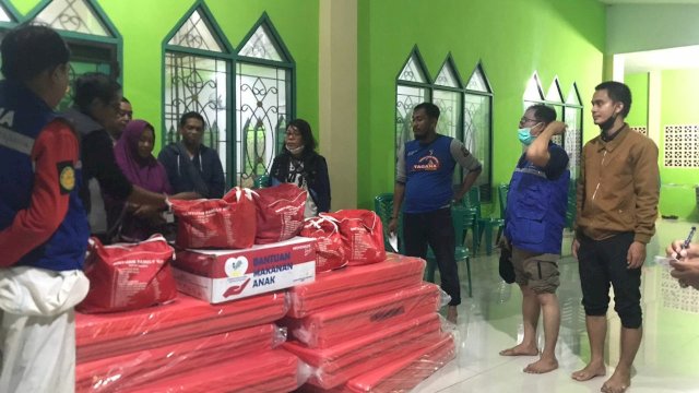 Dinas Sosial Provinsi Sulawesi Selatan (Dinsos Sulsel) dan Badan Penanggulangan Bencana Daerah (BPBD) Sulsel menyalurkan bantuan kepada korban banjir di dua wilayah di Makassar. 