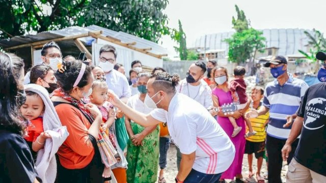 Ketua Umum PSI Giring Ganesha saat bertemu dengan warga sekitaran proyek JIS, pada Sabtu (22/1/2022). (IG Giring) 