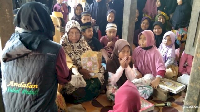 Tim Andalan Sulsel Peduli bersama Bidan Desa Mattombong, Hasriani menyalurkan bantuan Al Qur'an dari Pelaksana Tugas Gubernur Sulawesi Selatan Andi Sudirman Sulaiman, di dua titik di Pinrang. 