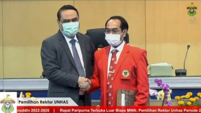 Ketua MWA Unhas, Komnjen Pol (Purn) Syafruddin berjabat tangan tangan dengan Rektor Unhas Terpilih, Prof Jamaluddin Jompa. (Tangkapan layar YouTube Unhas) 