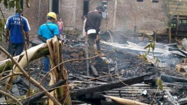 Sebuah rumah di Dusun Makkawaru, Desa Cinnong, Kecamatan Sibulue, Bone, dilahap api, pada Kamis (27/1/2022) siang. (Istimewa) 