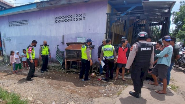 Lokasi kecelakaan di mana mobil CRV yang dikendarai pengemudi pensiunan bank plat merah dengan menabrak dua bocah di BTN Pondok Asri 1, Kecamatan Biringkanayya, Makassar, Jumat (28/1/2022). (Foto: ABATANEWS/Polrestabes Makassar)