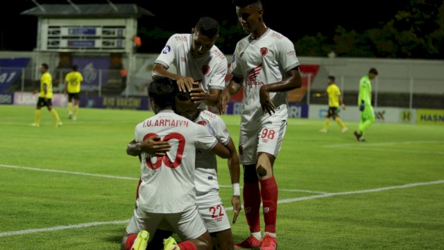 Selberasi pemain PSM Makassar setelah Yakob Sayuri mencetak gol pertama dalam laga pekan 21 Liga 1 2021-2022 melawan Barito Putera, di Stadion Kompyang Sunaja, Jumat (28/1/2022). (Foto: Abatanews/Official PSM Makassar)