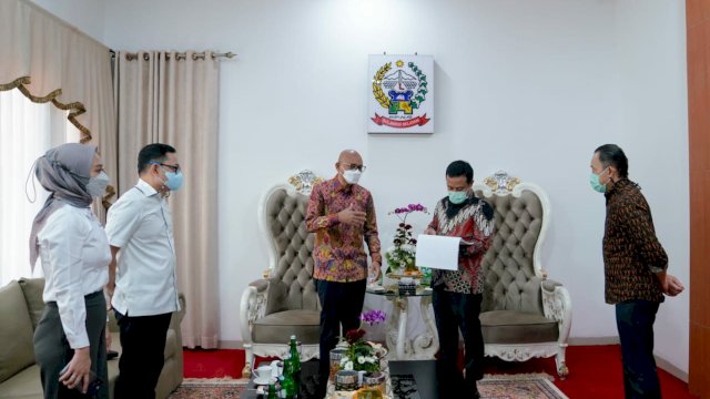 Jajaran direksi PT MRT Jakarta menyambangi kediaman Plt Gubernur Sulsel, Andi Sudirman Sulaiman, pada Sabtu (29/1/2022). (Foto: Imam) 