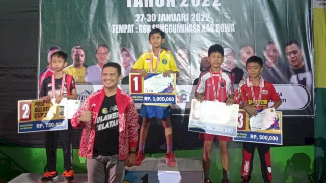 Ketua PBSI Sulsel Devo Kadaffi berfoto bersama dengan para juara pada ajang Kejuaraan Bulu Tangkis Provinsi Sulsel Cup 2022, yang digelar pada 27-30 Januari, di Gowa. (Foto: Wahyuddin) 