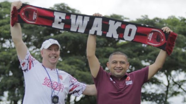 Pose Pelatih PSM Makassar, Joop Gall bersama Manajer tim, Munafri Arifuddin di Lapangan Bosowa Sport Center (BSC) Makassar. (ig: appi_mika)