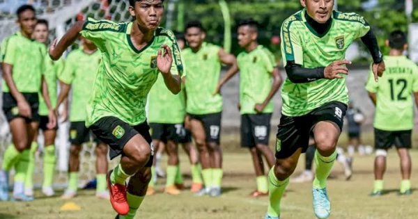 Lawan PSM, Pelatih Persebaya Fokus Benahi Lini Belakang 