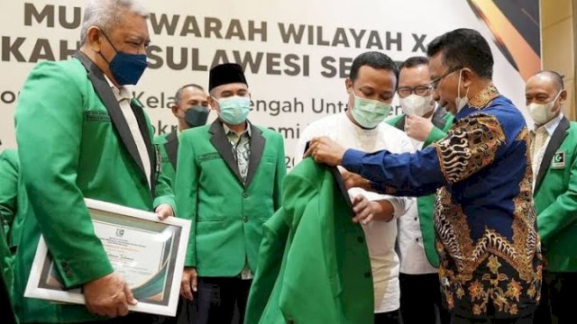 Andi Sudirman Dianugerahi jadi Anggota Kehormatan di Muswil KAHMI Sulsel