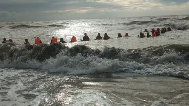 Proses pencarian dua bocah yang tenggelam di Pantai Anging Mammiri, Minggu (16/1/2022) yang dilaksanakan Tim SAR Gabungan. (Foto: Damkar Makassar).