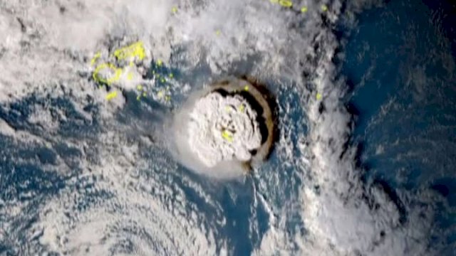 Rekaman satelit Himawari-8 Jepang dan dirilis oleh Institut Nasional Informasi dan Komunikasi (Jepang) pada 15 Januari 2022 di mana terjadi letusan gunung berapi yang memicu tsunami di Tonga. (Handout).