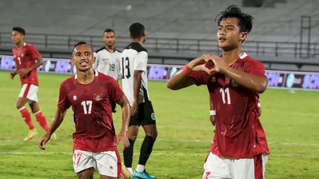 Irfan Jaya (kiri) dan Pratama Arahan (kanan) saat merayakan gol kedua Timnas Indonesia atas tamunya Timnas Timor Leste yang dicetak Pratama Arham melalui titik putih dalam laga FIFA Match Day di Stadion Kapten I Wayan Dipta, Bali, Kamis (27/1/2022). (Foto: Ig PSSI)