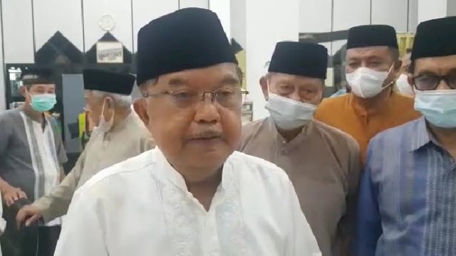 Ketua Umum Dewan Masjid Indonesia (DMI), Jusuf Kalla usai bersilaturrahmi dengan Pengurus Masjid Al-Markaz Al-Islam di Makassar, Jumat, (28/01/2022). (Foto: Abatanews/Wahyuddin)