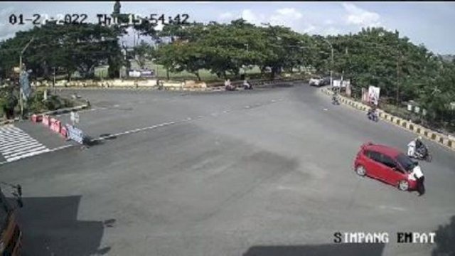 Aksi heroik Ipda Muji saat menghalau mobil pelaku perampasan di Jeneponto. (Tangkapan layar video CCTV Diskominfo Jeneponto) 