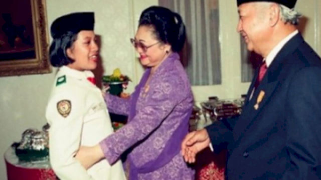 Danty Rukmana bersama Ibu Tien dan Presiden Soeharto. (Arsip Negara) 