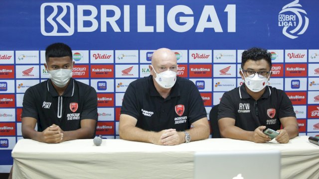 Pemain PSM, Ganjar Mukti Muhardiyana (kiri) Pelatih PSM Joop Gall (tengah) dan translator PSM Roy (kanan) dalam sesi pre match press converence, secara virtual jelang laga PSM Makassar vs Persikabo 1973, Senin (14/2/2022). (foto: Official PSM Makassar)