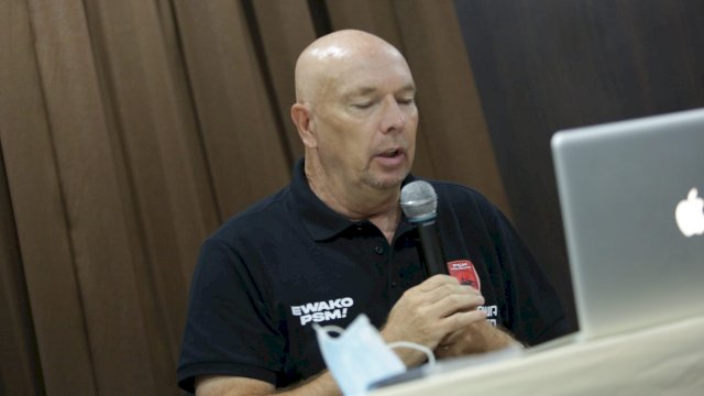 Dokumentasi Pelatih PSM Makassar, Joop Gall saat menghadiri sesi pre match press converence jelang menghadapi Persib Bandung, Rabu (2/2/2022). (foto:official PSM)