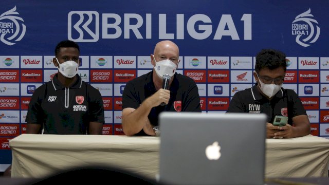 Gol Gol Mebrahtu (kiri) Joop Gall (tengah) Roy (translator) dalam sesi pre match PSM Makassar jelang mengahadapi Persita Tangerang, di pekan 26 Liga 1, Sabtu (19/2/2022). (foto: Official PSM Makassar)