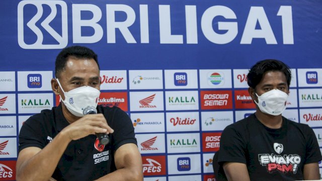 Asisten Pelatih PSM Makassar, Syamsuddin Batola, didampingi wingger PPSM, Ilham Udin Armayn dalam sesi pre match press converence jelang lawan Bali United pada Liga 1 musim 2021-2022 pekan 23, yang terlaksana pada Senin (7/2/2022). (foto: official PSM)