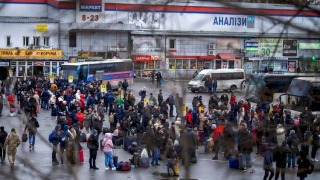 Sejumlah warga di Kiev mencoba meninggalkan Ukraina usai Rusia melakukan invasi. (Foto: AP Photo) 