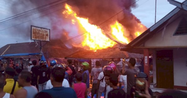 Pasar Sentral Sinjai Terbakar, Api Terkendali Usai Dibantu Pemkab Bone dan Bulukumba