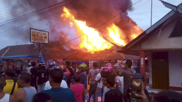 Pasar Sentral Sinjai terbakar pada Rabu (2/2/2022) dini hari. (Foto: ABATANEWS/Imam) 