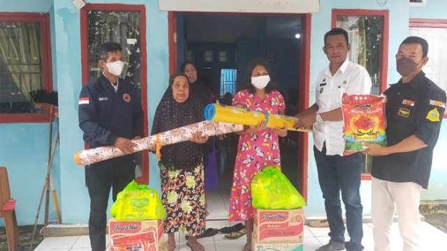 BPBD Sulsel bersama BPBD Takalar menyerahkan bantuan korban angin puting beliung. (Foto: BPBD Takalar)