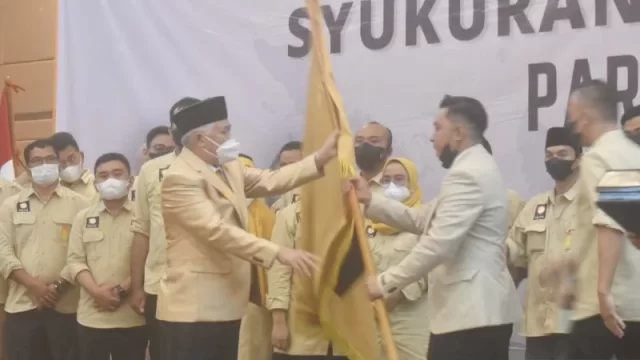 Ketua MPP Partai Pelita menyerahkan petaka sebagai simbolis pengukuhan dan pelantikan Pengurus DPP Partai Pelita, pada Senin (28/2/2022) di Jakarta. (Foto: ANTARA) 