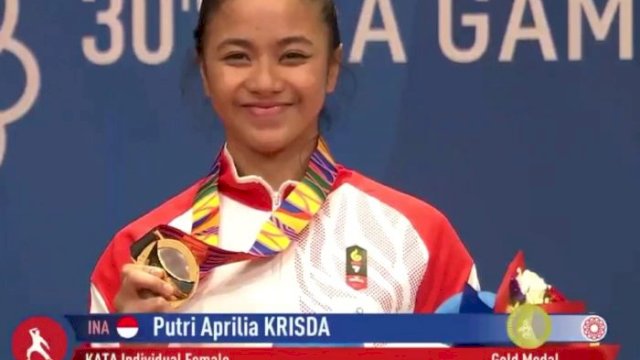 Putri Aprilia Krisda saat meraih medali Emas di Se