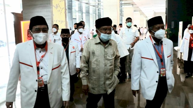 Mantan Wakil Presiden RI ke-10 dan 12, Jusuf Kalla (JK), meminta Badan Nasional Penanggulangan Terorisme (BNPT) mengambil tindakan terkait dugaan Pondok Pesantren yang terpapar aksi terorisme dalam Rakernas Partai Keadilan Sejahtera (PKS) di Hotel Bidakara, Jakarta, Senin, (31/01/2022). (foto: instimewa)