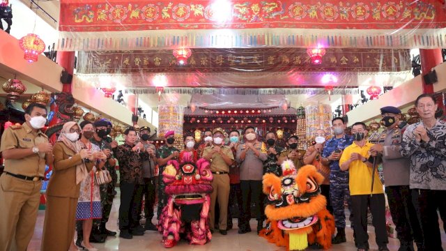 Wali Kota Makassar Danny Pomanto bersama Forkopimda Makassar mengunjungi klenteng di Kec. Wajo, Selasa (1/2/20222). (Foto: Abatanews/Wahyuddin)